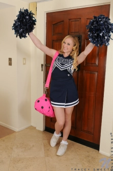 Sexy Cheerleader - Pic 4