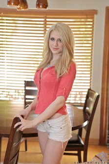 Blonde Beauty - Pic 2