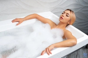 Bubble Bath With Di - Pic 1